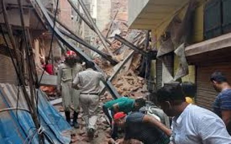 दिल्ली के मुस्तफाबाद में इमारत ढहने से 4 की मौत, 20 से अधिक मलबे में फँसे