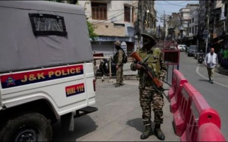 कश्मीर में हाई सिक्योरिटी अलर्ट के बीच आतंकवादियों ने शख्स को घर में घुसकर मारी गोलियाँ, मौत