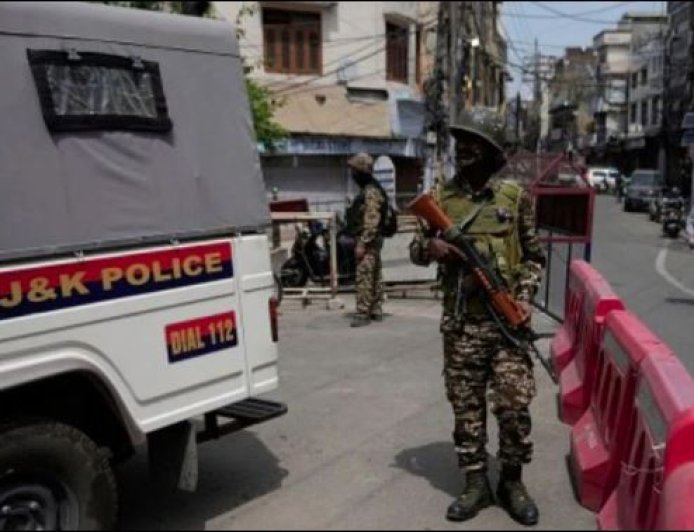 कश्मीर में हाई सिक्योरिटी अलर्ट के बीच आतंकवादियों ने शख्स को घर में घुसकर मारी गोलियाँ, मौत