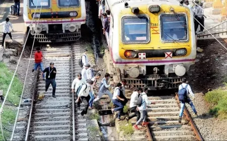 मुंबई लोकल ट्रेन हादसा: कई यात्री गिरे, 5 की मौत