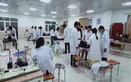 शाहजहांपुर मेडिकल कॉलेज में छात्रों के दो गुटों में मारपीट, तीन घायल; जाँच के आदेश