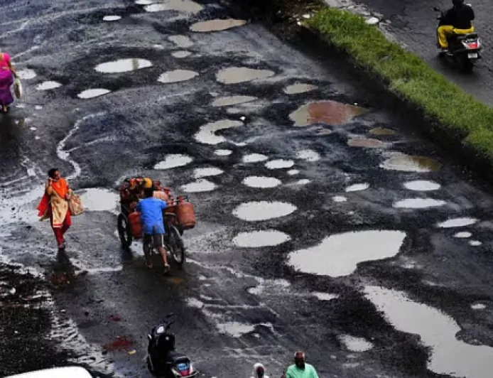 गड्ढों की कृपा से दौड़ती अर्थव्यवस्था: सिविल इंजीनियर देवो भव!