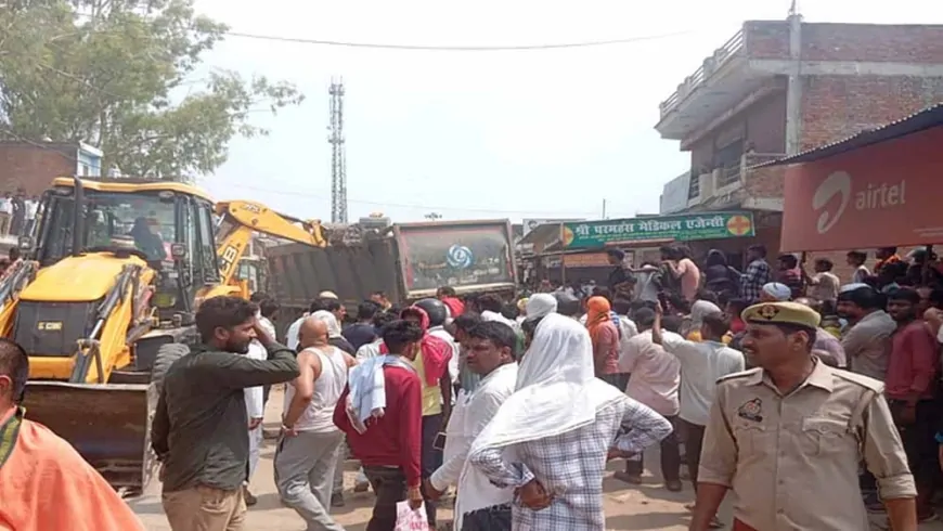 हंडिया में भीषण सड़क हादसा: बालू लदा ट्रक पलटने से महिला, दो मासूम समेत चार की मौत