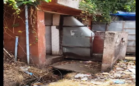 चन्द्रकोणा में शौचालय की हालत शर्मनाक: टूटा दरवाज़ा बना महिलाओं की गरिमा पर सवाल