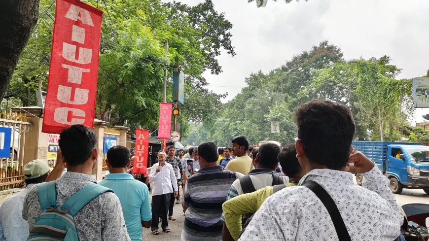 एसबीआई के अनुबंधित कर्मचारियों का वेतन नहीं मिलने पर कोलकाता में बड़ा विरोध प्रदर्शन, बैंक प्रबंधन ने मानी मांगें