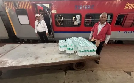खड़गपुर स्टेशन पर ट्रेन से पकड़ी गई बिना स्वीकृति की पैकेज्ड ड्रिंकिंग वॉटर की खेप