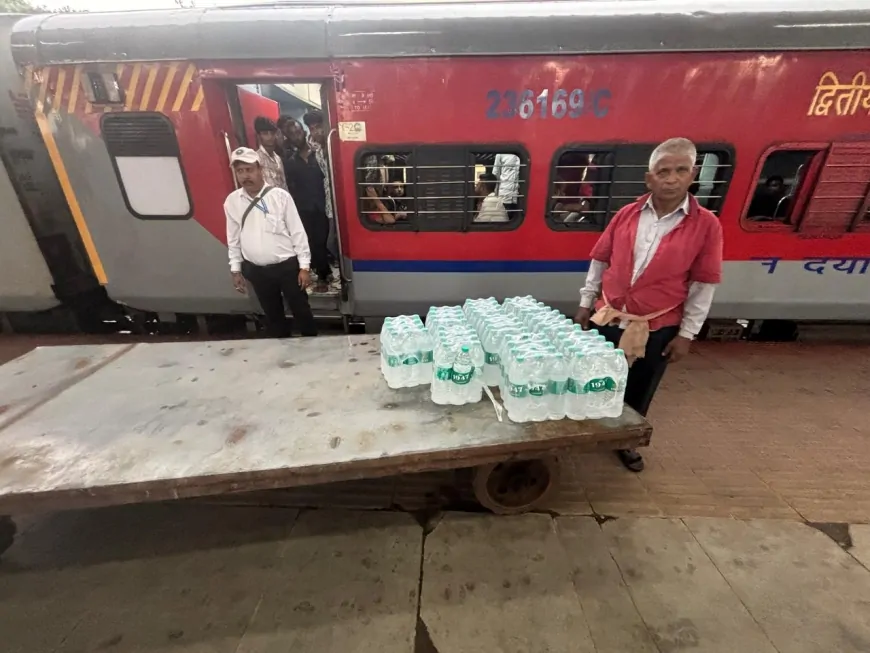 खड़गपुर स्टेशन पर ट्रेन से पकड़ी गई बिना स्वीकृति की पैकेज्ड ड्रिंकिंग वॉटर की खेप