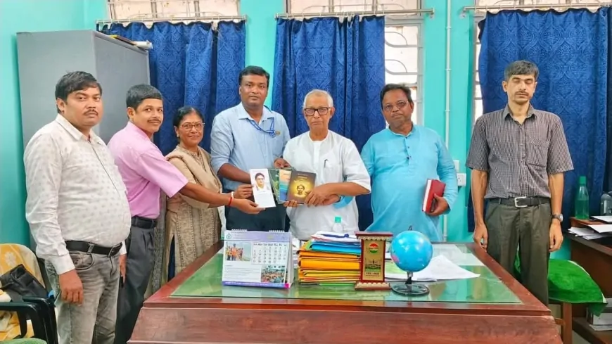 वर्ण परिचय पुस्तकालय में स्वतंत्रता संग्राम और संस्कृति पर आधारित दुर्लभ पुस्तकें सौंपी गईं
