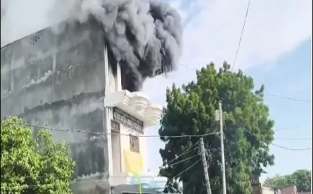 हंडिया: बंदीपट्टी में भीषण आग, इलेक्ट्रॉनिक्स दुकान खाक