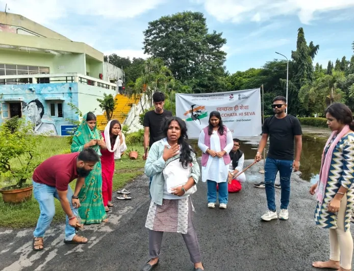 सत्यजित राय फिल्म एवं टेलीविजन इंस्टीट्यूट में नाट्य मंचन | जनता पागल हो गई नाटक