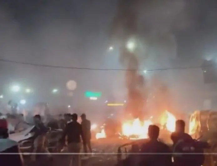 दिल्ली: लाल किले के पास कार धमाका, 8 की मौत, 24 घायल