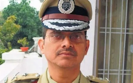 चलती ट्रेन से पूर्व IPS अमिताभ ठाकुर की गिरफ्तारी