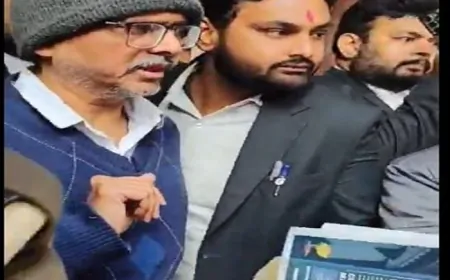 देवरिया न्यायालय में पेशी के दौरान अमिताभ ठाकुर ने आमरण अनशन का किया ऐलान