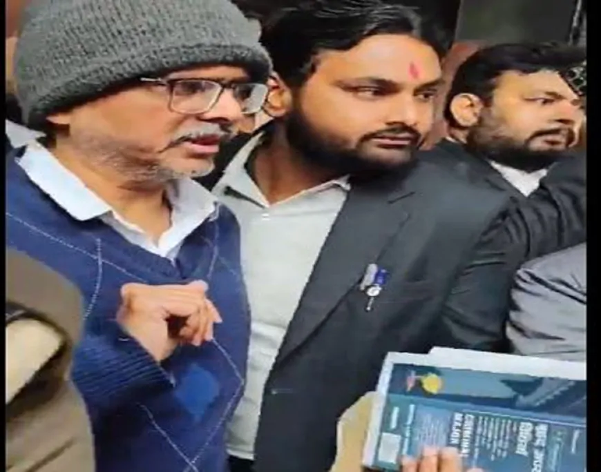 देवरिया न्यायालय में पेशी के दौरान अमिताभ ठाकुर ने आमरण अनशन का किया ऐलान