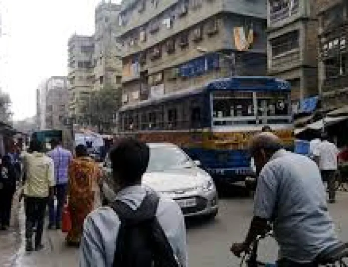 हावड़ा के पिलखाना में फुटपाथ अतिक्रमण पर कार्रवाई, गोलाबाड़ी पुलिस ने डाले हटाने के दिए निर्देश