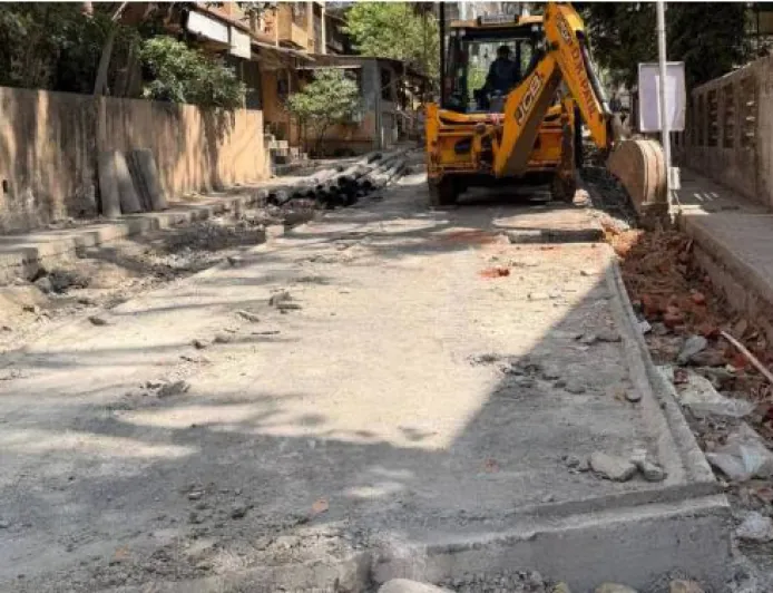 डोंबिवली में टूटी सड़क बनी जनआक्रोश का केंद्र