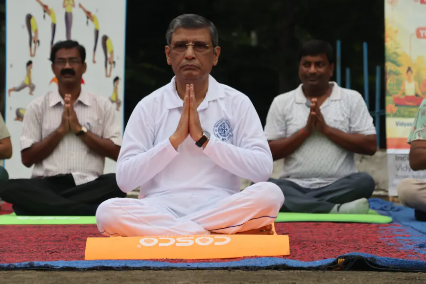 विद्यासागर विश्वविद्यालय में अंतरराष्ट्रीय योग दिवस का आयोजन, 300 प्रतिभागियों ने किया योग