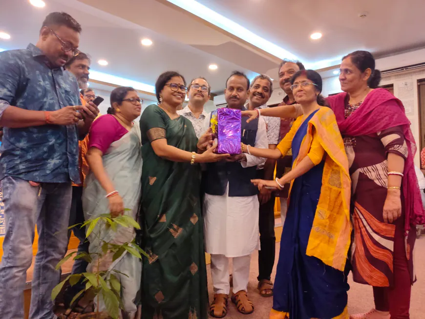 विद्यासागर विश्वविद्यालय में पूर्व छात्र एवं मंत्री राजेश महतो का अभिनंदन, बोले- "मेरे शिक्षकों ने मुझे गढ़ा"