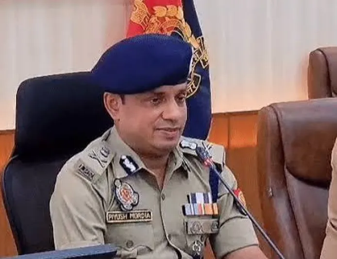 प्रयागराज पुलिस में बड़ा प्रशासनिक फेरबदल: कमिश्नर पीयूष मोर्डिया ने 19 थाना प्रभारियों के किए तबादले, कई को लाइन हाजिर