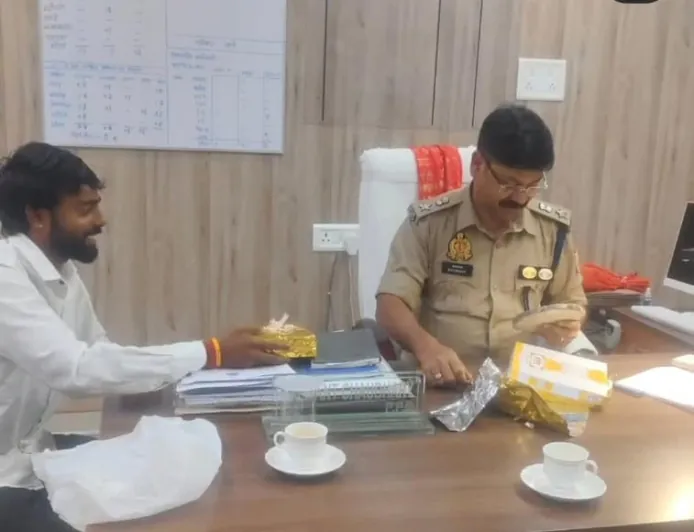 मिठाई के डिब्बे से मचा बवाल, एएसपी ग्रामीण पर सवाल; जाँच की माँग