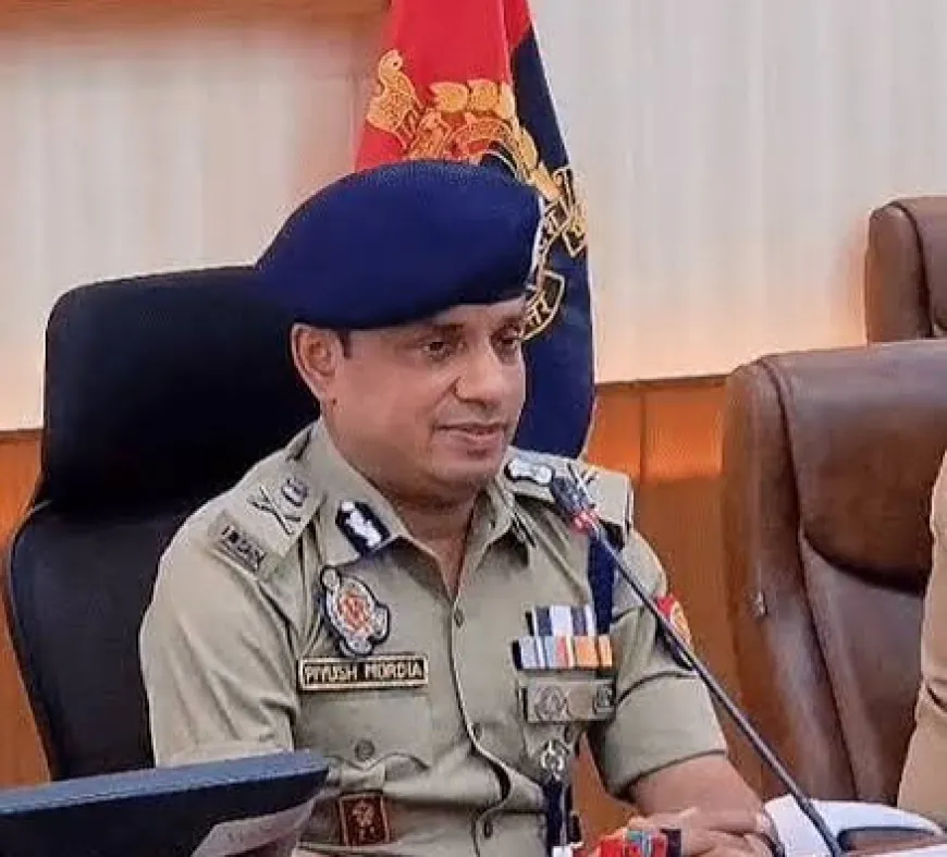 प्रयागराज पुलिस में बड़ा प्रशासनिक फेरबदल: कमिश्नर पीयूष मोर्डिया ने 19 थाना प्रभारियों के किए तबादले, कई को लाइन हाजिर
