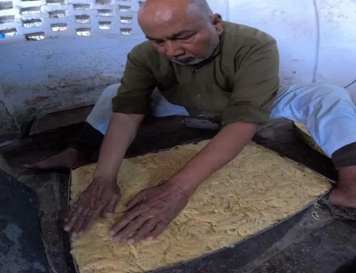100 साल पुरानी बनारस के घिसियावन साव की सोनपापड़ी