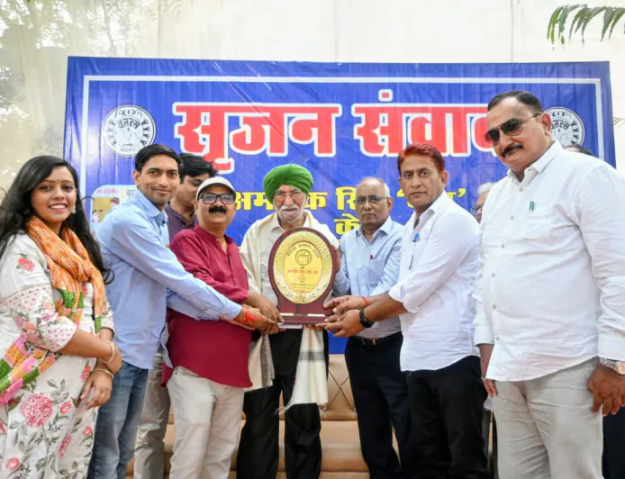 बतरस 2026 के अंतिम दिन सृजन संवाद के मंच पर बच्चों ने दी प्रस्तुति