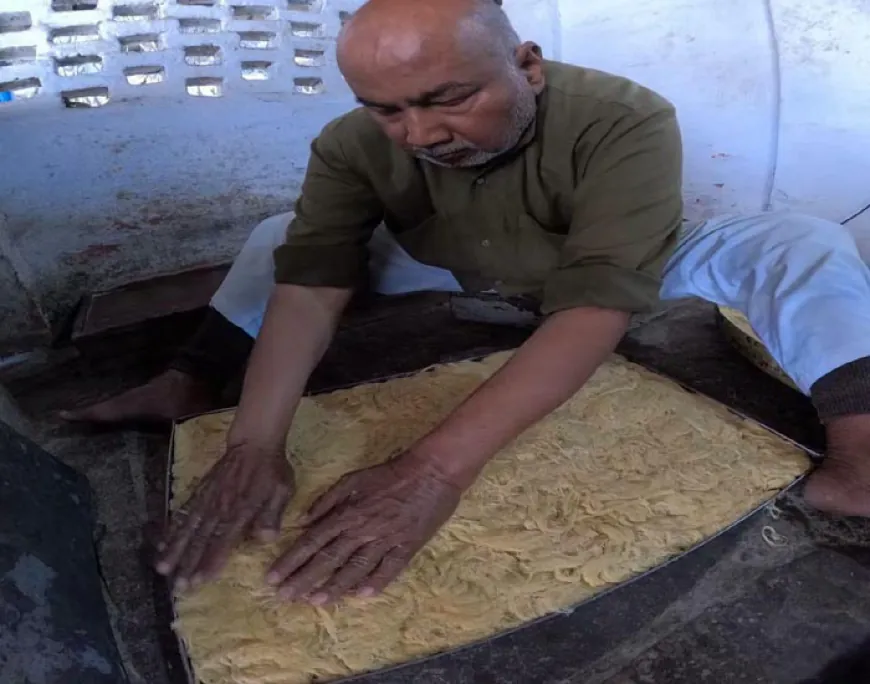 100 साल पुरानी बनारस के घिसियावन साव की सोनपापड़ी